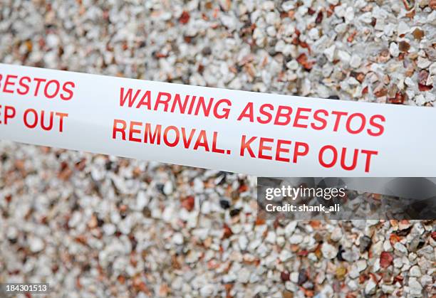 en amiante avertissement ruban - asbestos removal photos et images de collection