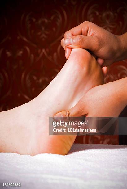 masaje de pies - pressure point fotografías e imágenes de stock