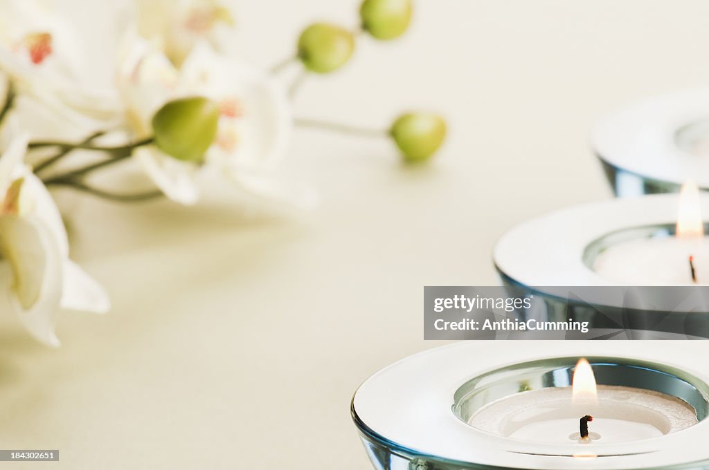 Vetro blu candela portautensili con fiore Orchidea bianca