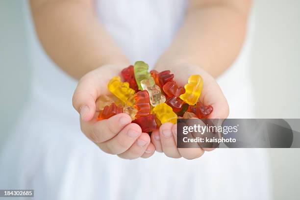 holding speisen - bonbon stock-fotos und bilder