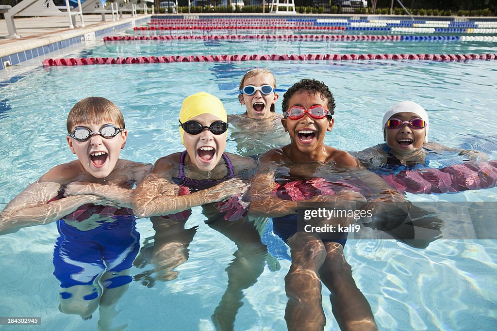 Multi-ethnischen Gruppe von Kinder rufen in den Swimmingpool