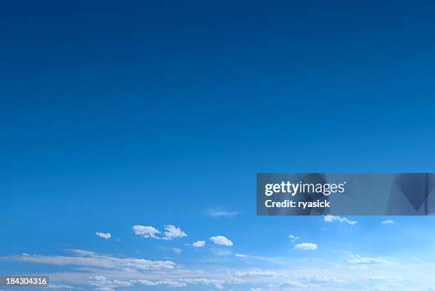 cielo azul con nubes dispersas - azul-celeste fotografías e imágenes de stock