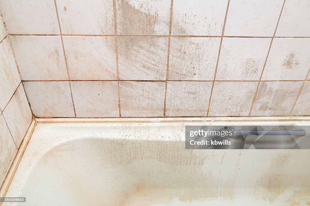 Dirty Badewanne und Dusche Fliesen