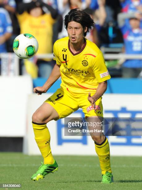 Daisuke Suzuki of Kashiwa Reysol in action during the Yamazaki Nabisco Cup semi final second leg match between Yokohama F.Marinos and Kashiwa Reysol...