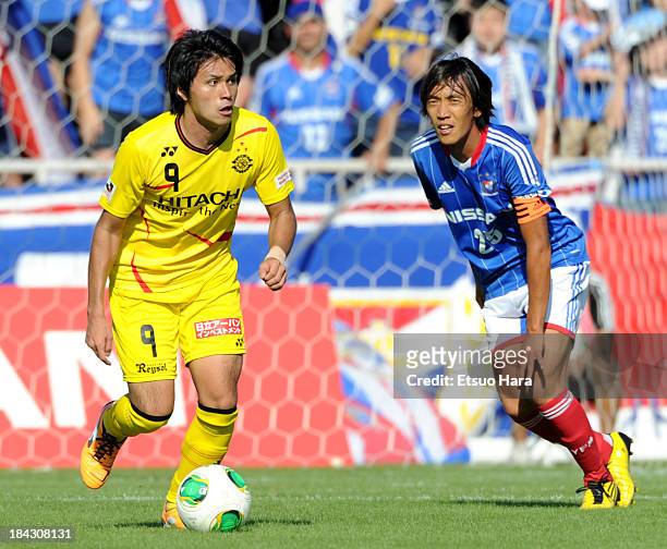 Masato Kudo of Kashiwa Reysol and Shunsuke Nakamura of Yokohama F.Marinos compete for the ball during the Yamazaki Nabisco Cup semi final second leg...