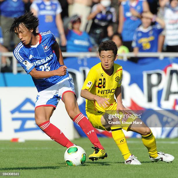 Shunsuke Nakamura of Yokohama F.Marinos and Ryoichi Kurisawa of Kashiwa Reysol compete for the ball during the Yamazaki Nabisco Cup semi final second...