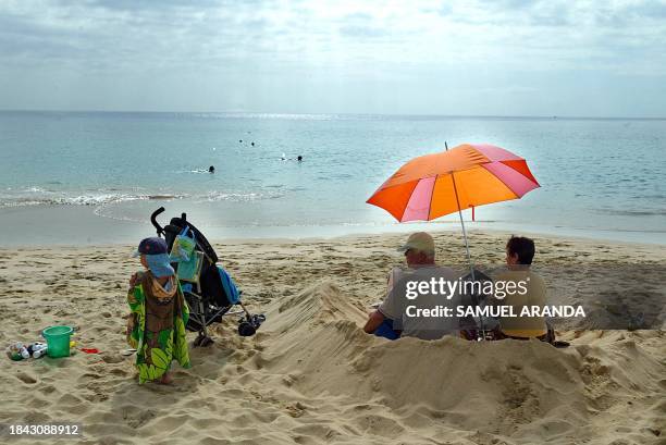 Tourist enyoy the sun at "Morro Jable" beach 25 January 2005 in Canary islands, where temperatures range between 26 and 29 degrees Celcius, as...