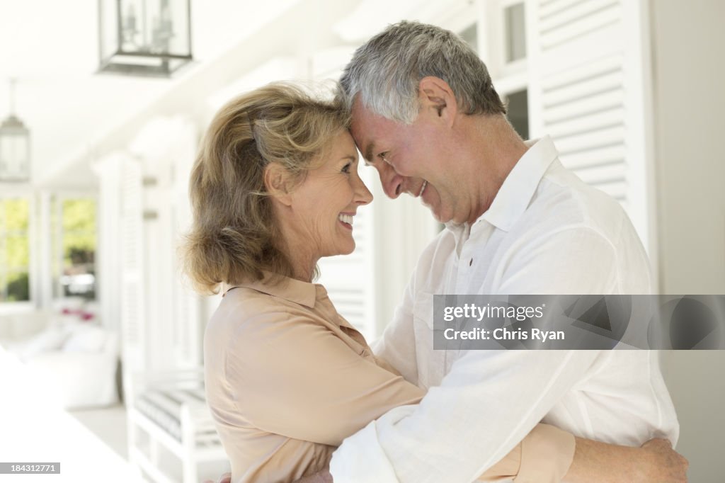 Couple Senior embrassant sur le patio