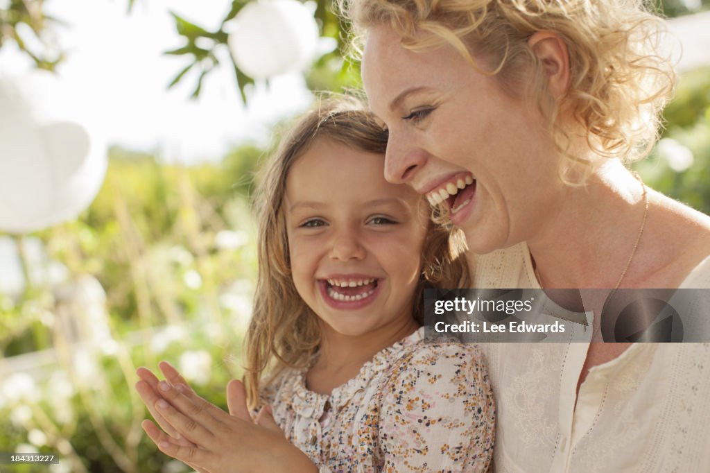 Mãe e Menina rir ao ar livre