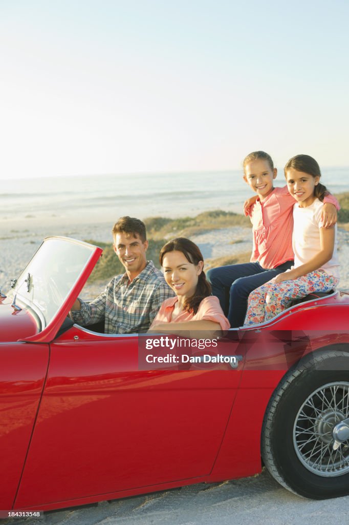 Família em Carro Descapotável na praia