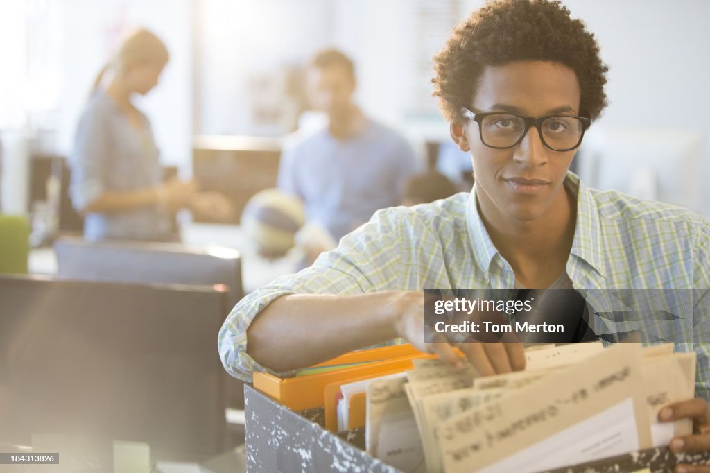 Homme d'affaires de Tri par des fichiers dans le bureau