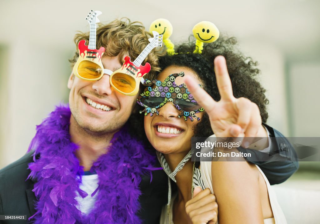 Couple portant des lunettes à la