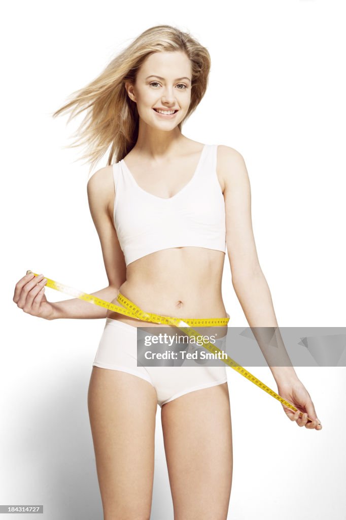 Mulher medir sua cintura