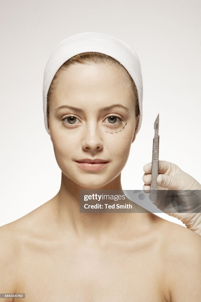 Chirurgo plastico marking volto di donna