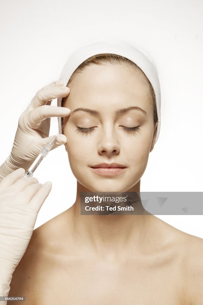 Médico a injecção de botox no rosto da Mulher