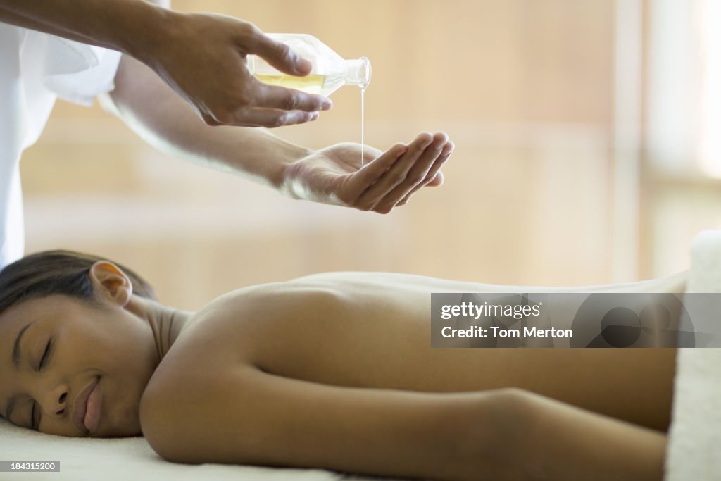 Mulher no spa Massagem de recepção
