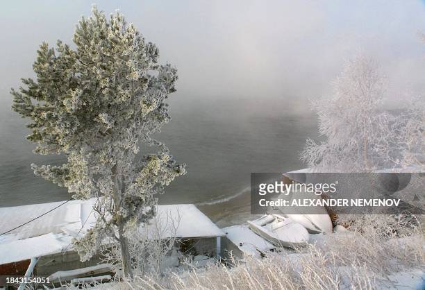 Winter view of the banks of the Baikal lake taken 11 December 2000 not far from the village of Listvyanka, 70 km from the Siberian city of Irkutsk....