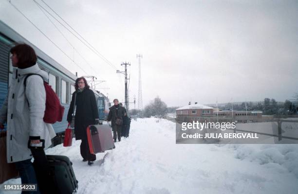 Chaos in railway traffic due to heavy snow in western Sweden 30 December 2000. Passengers changing trains when a X2000 fast train from Gothenburg to...