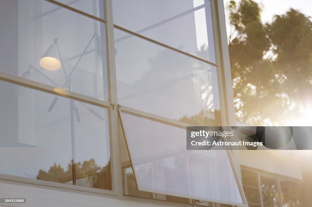 Ventana abierta de casa moderna