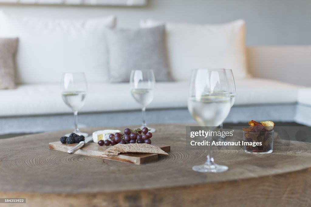 Wein und Käse am Kaffeetisch aus Holz