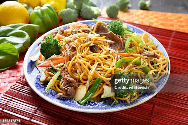 beef broccoli chow mein - chinese noodles stockfoto's en -beelden