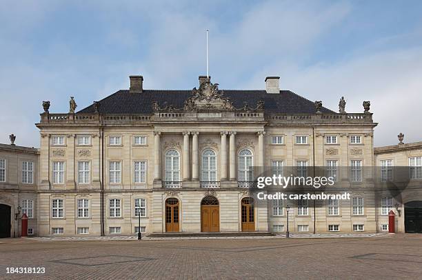 royal palace in kopenhagen - amalienborg palace stock-fotos und bilder