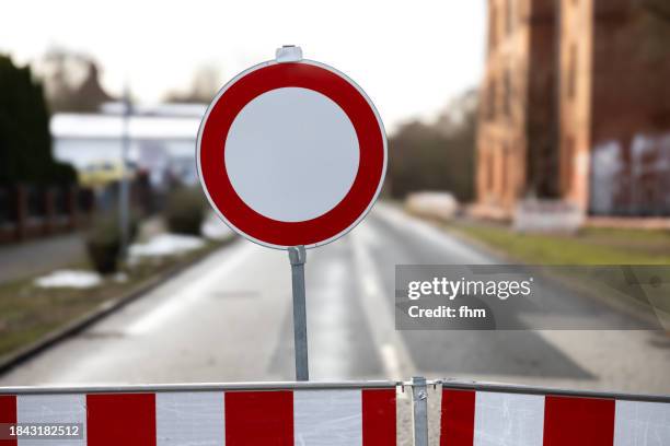 road sign - road closed - road closed stock pictures, royalty-free photos & images