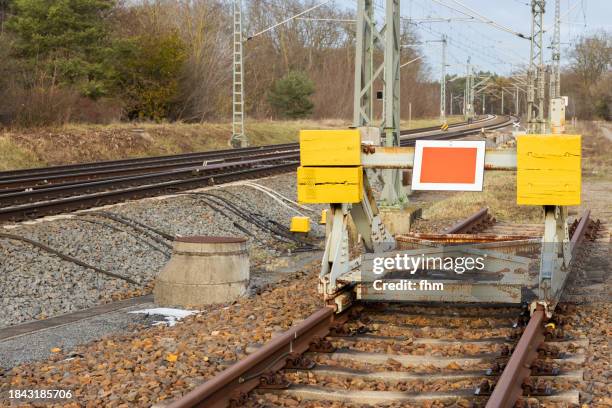 buffer stop and empty railway track - train tracks end stock pictures, royalty-free photos & images