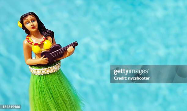 hula-figur vor swimmingpool - ukulele stock-fotos und bilder