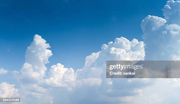 foto panorámica del cielo con nubes giants cumulonimbo - cumulonimbus fotografías e imágenes de stock