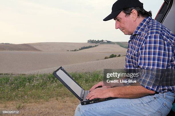 Out Side Photo Computer By Rural Farmer Truck Laptop Photos and Premium High Res Pictures - Getty Images