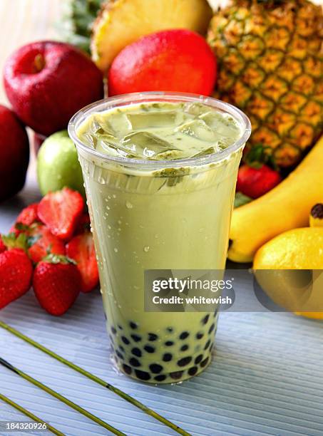 green tea boba - mango juice stockfoto's en -beelden