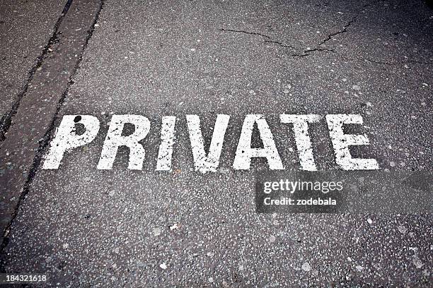 privater parkplatz schild auf asphalt - privatbesitz schild stock-fotos und bilder