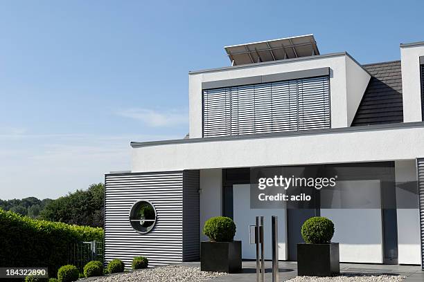 moderner luxus eine familie house - einfamilienhaus deutschland stock-fotos und bilder