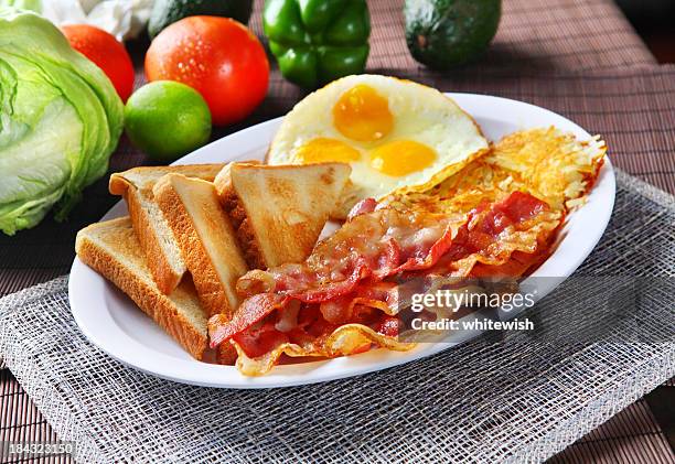 bacon & toast - american breakfast stockfoto's en -beelden