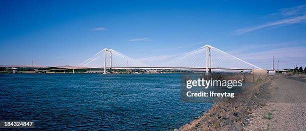 benton-franklin intercounty bridge, tri-cities, washington - bundesstaat washington stock-fotos und bilder