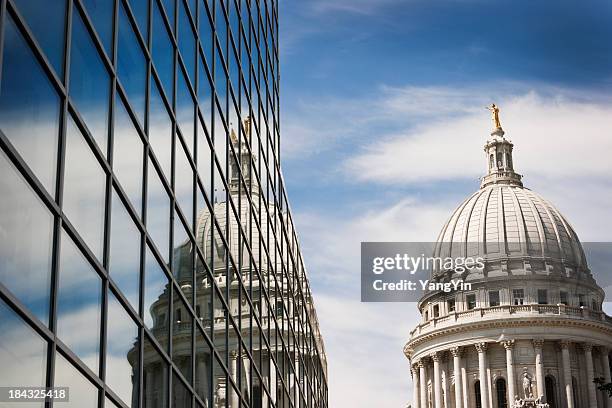 domo del capitolio del estado de wisconsin que reflejan en edificio de acero y vidrio - político fotografías e imágenes de stock