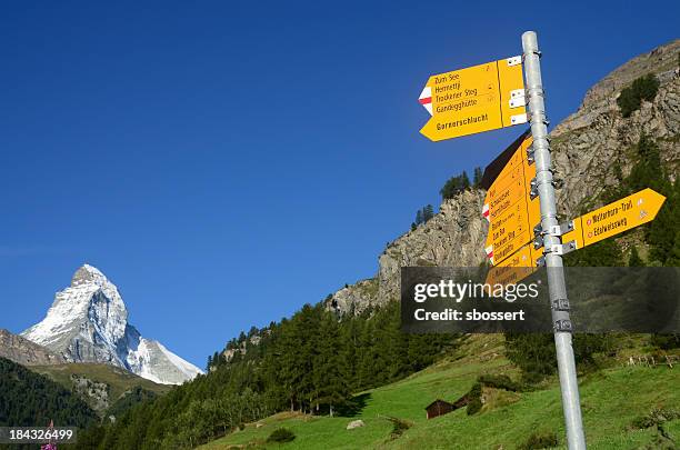 caminhadas trail sinal de zermatt - sinal de rodovia transversal - fotografias e filmes do acervo