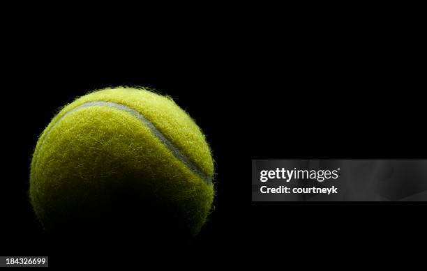 balle de tennis sur un fond noir - balle de tennis photos et images de collection
