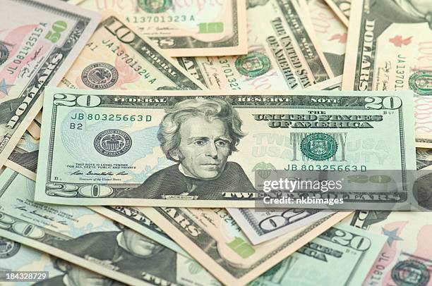 pila di denaro americano nuova serie venti sulla parte superiore. - banconota da 20 dollari statunitensi foto e immagini stock