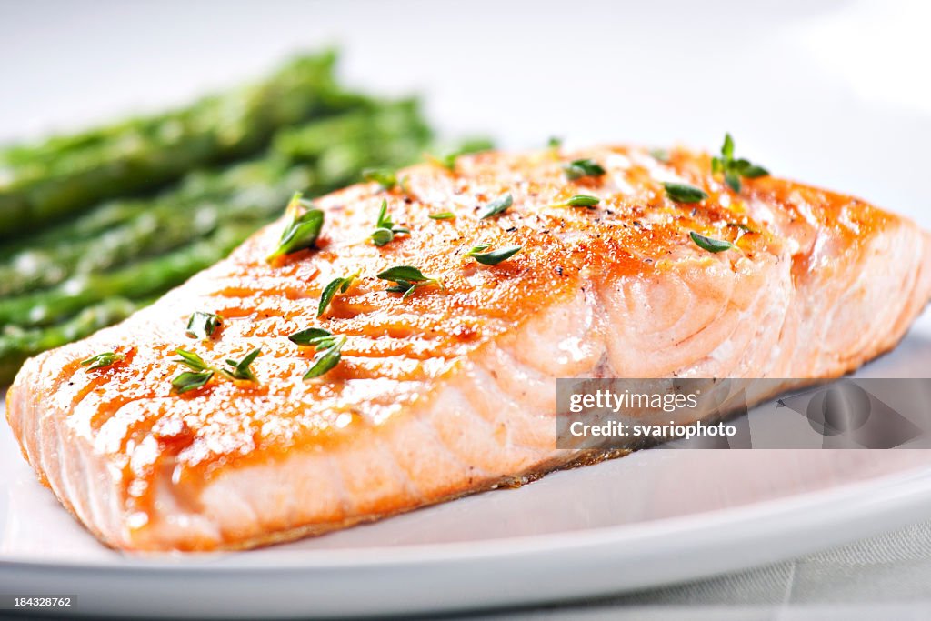 Fillet of salmon with asparagus