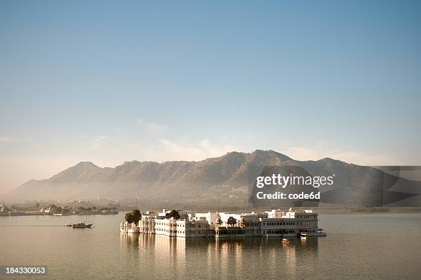 udaipur lake pichola at sunrise - lake palace stockfoto's en -beelden