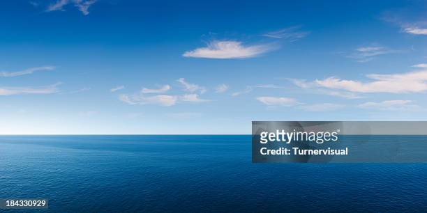 panorama blu profondo oceano - panoramica foto e immagini stock