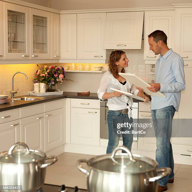 jeune couple souhaite acheter une nouvelle cuisine dans le showroom. - show room photos et images de collection