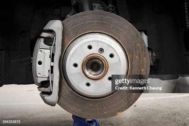 rusty frenos - car brakes fotografías e imágenes de stock