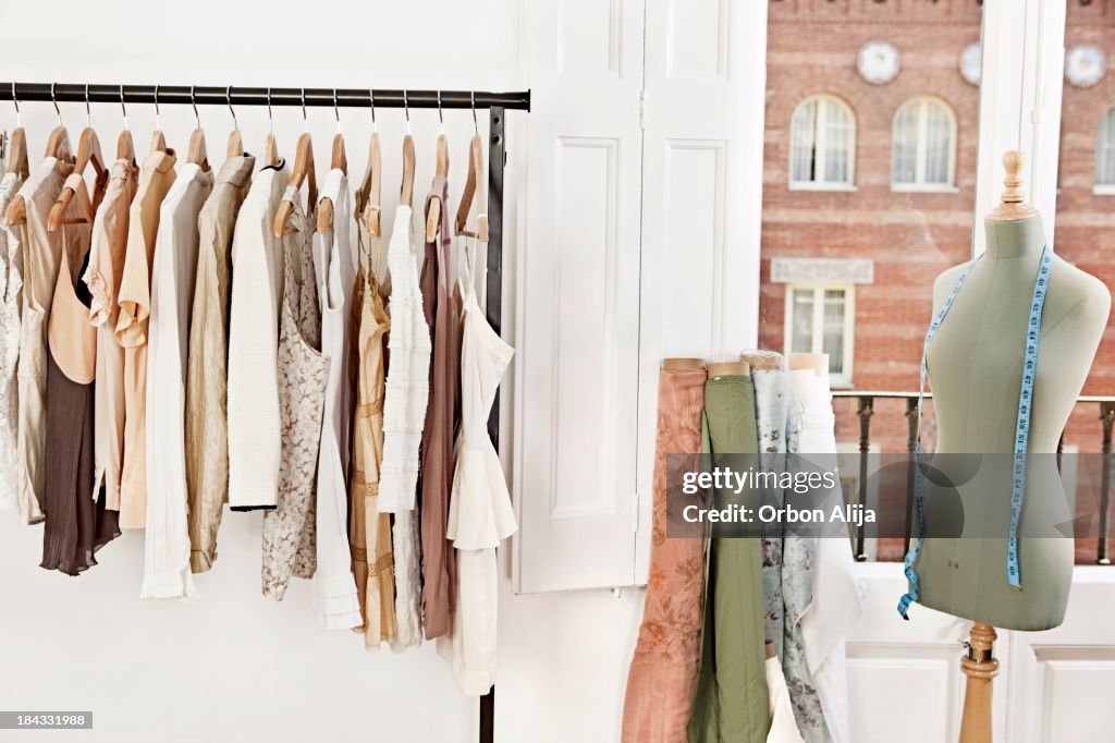 S Mannequin en el estudio de diseñador de moda