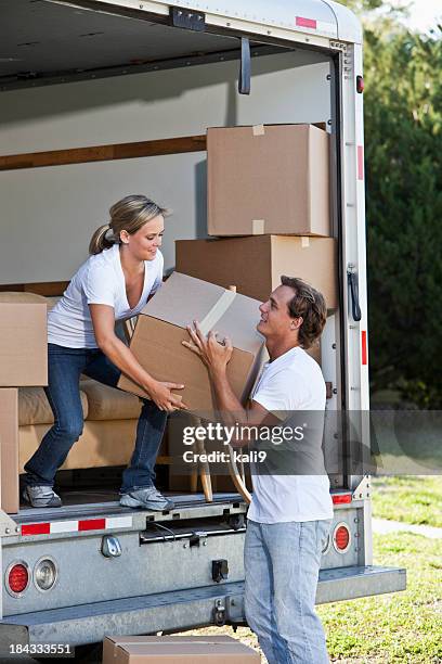 junges paar mit beweglichen kästen van in auffahrt lifting - box lifting technique stock-fotos und bilder