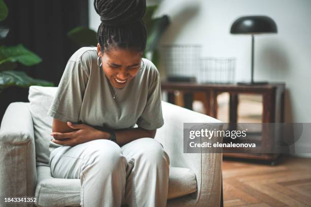 la donna è malata (mal di stomaco) - zona inguinale foto e immagini stock