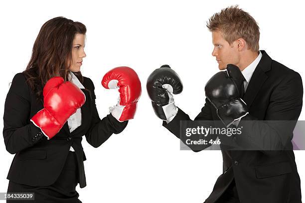 negocios excutives combates en guantes de boxeo - confrontation fotografías e imágenes de stock