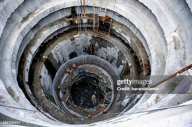 metro, el túnel subterráneo de construcción - bajo tierra fotografías e imágenes de stock